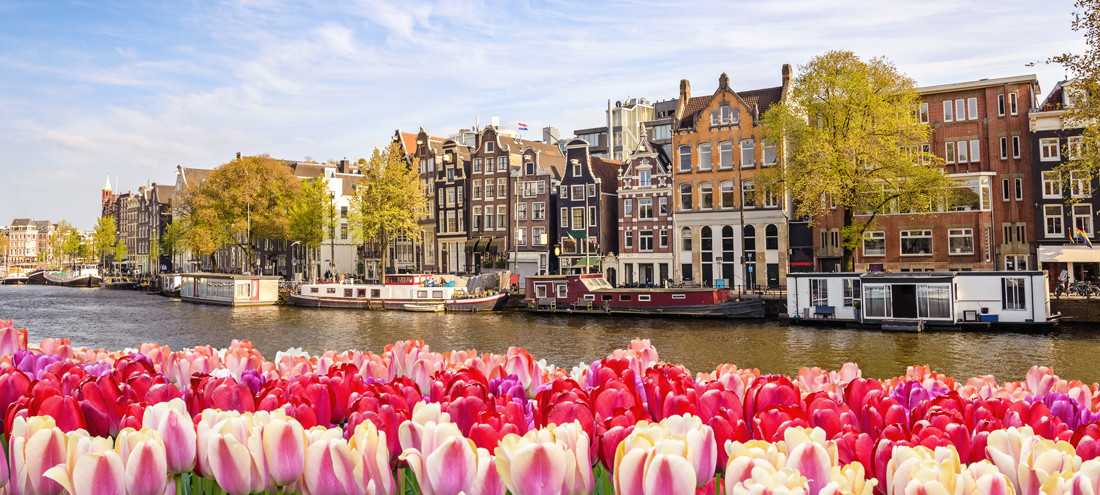 Amsterdam 2019 ohjelmallinen kaupunkimatka kanava ja tulppaaneja reference